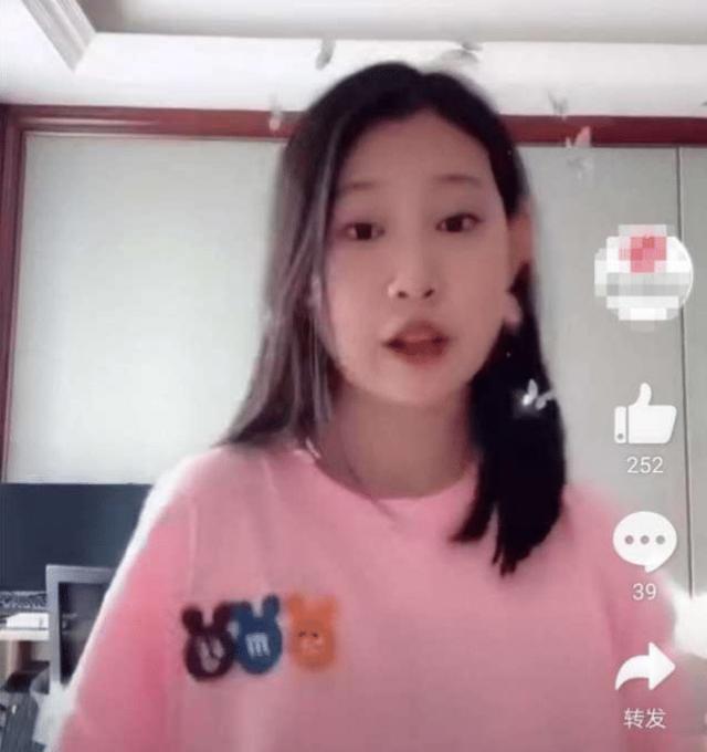 小沈阳女儿"整容式长开"，近照曝光避开所有缺点，完美copy沈春阳