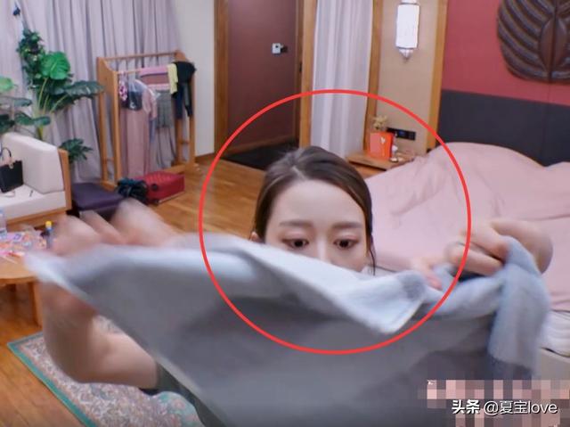 其他妻子睡午觉面对镜头很坦然，谁注意吉娜的