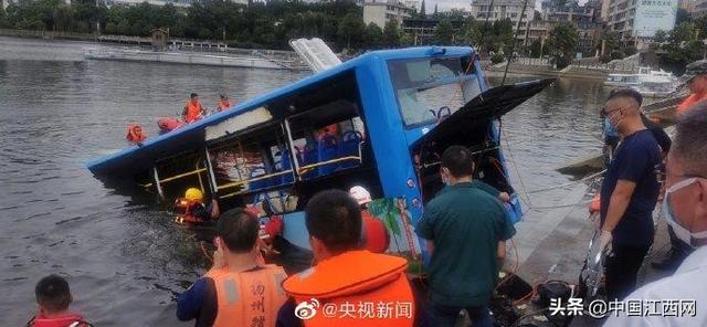 揪心！贵州坠湖公交已救出18人，事发瞬间视频曝光