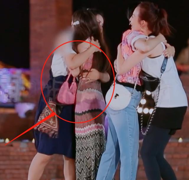 吉娜穿紧身吊带裙，张歆艺搂她腰的那一刻，才知道啥叫“巴掌腰”