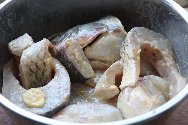 草魚，我家從來不紅燒，天冷燉上一鍋，暖心暖胃，湯汁都不剩