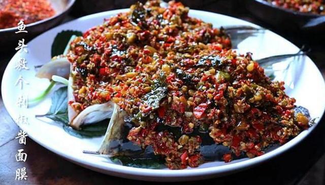 李子柒教粉絲做“剁椒魚頭”，看到她家的魚后，網(wǎng)友：太不真實了