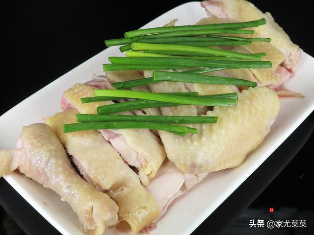 广东白切鸡：教你最正宗的白切鸡做法，只需几个技巧，皮脆肉滑