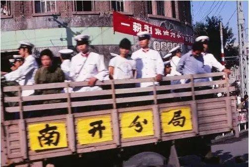 80年代“严打”老照片：强奸犯挂牌子游街示众，女犯人被公审