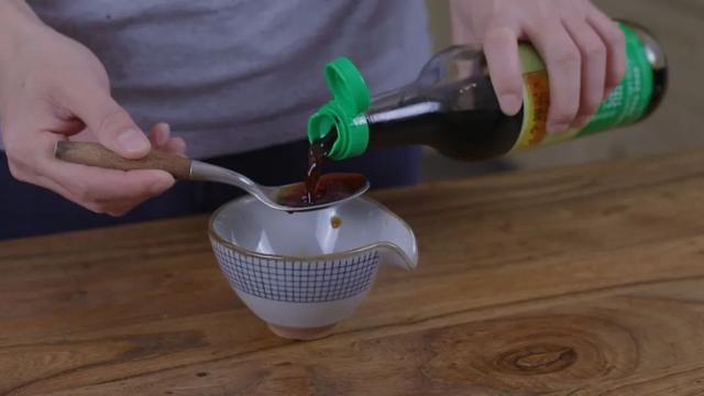 连虾壳都不想放过油爆虾，今天就教你做好它的小秘诀