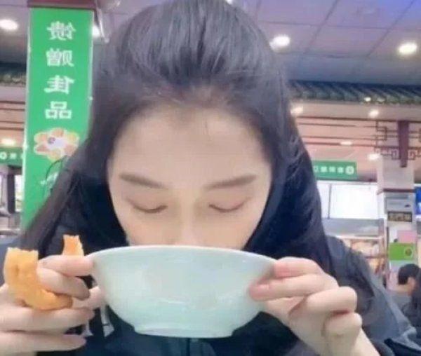 杨颖早餐两个大面包，杨幂一盒子草莓，看到关