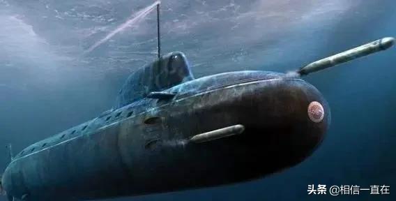 潜艇关闭发动机，静卧在航母下方的海底上，能