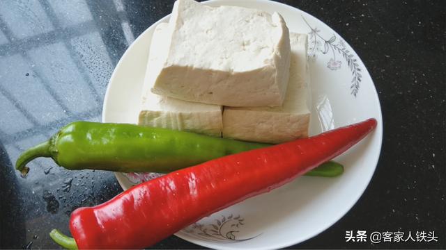 豆腐中打入2个鸡蛋，教你下饭新吃法，出锅比红烧肉还抢手，真香