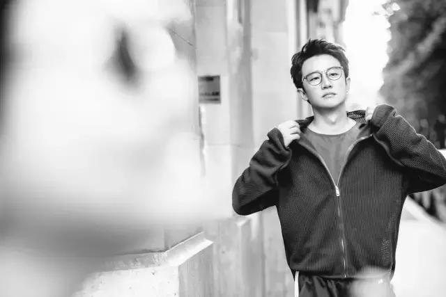 坎坷的黄轩：12岁父母离婚，19岁被张艺谋“忽悠”，21岁成孤儿