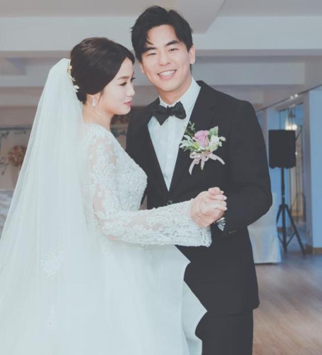 柯有伦官宣得女取名Mila，晒合影眼里满是喜悦，不忘附文感谢妻子