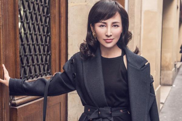 19岁为爱私奔，裸婚后在地下室生下3胎，如今丈夫用7部剧将她捧红