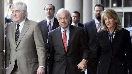 喝着瑞幸小蓝杯的时候，还记得让华尔街差点破