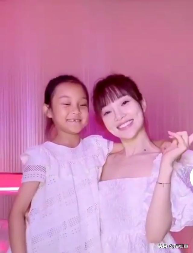 不当演员的李小璐靠造型出圈，与女儿合影，衬得钱都花到她身上