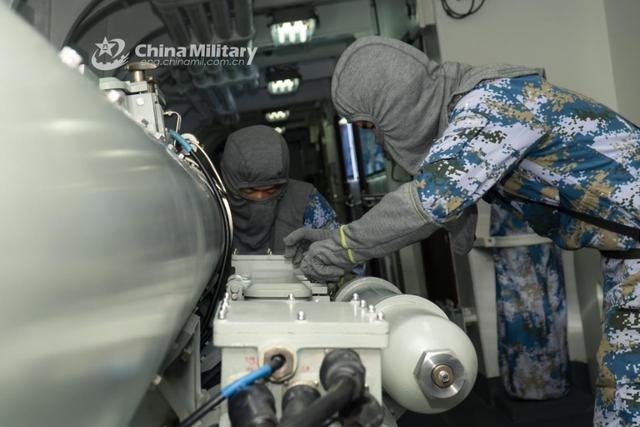 我军南海实弹火力凶猛，摄影师拍下绝美画面：不愧是6000吨通驱