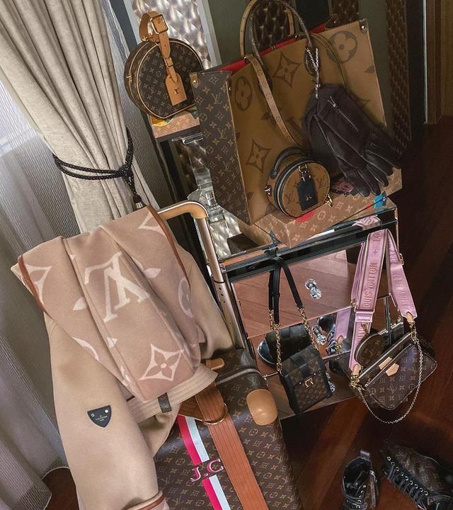 确实奢华，lv硬箱堆成小山坡，爱马仕包包摆成墙