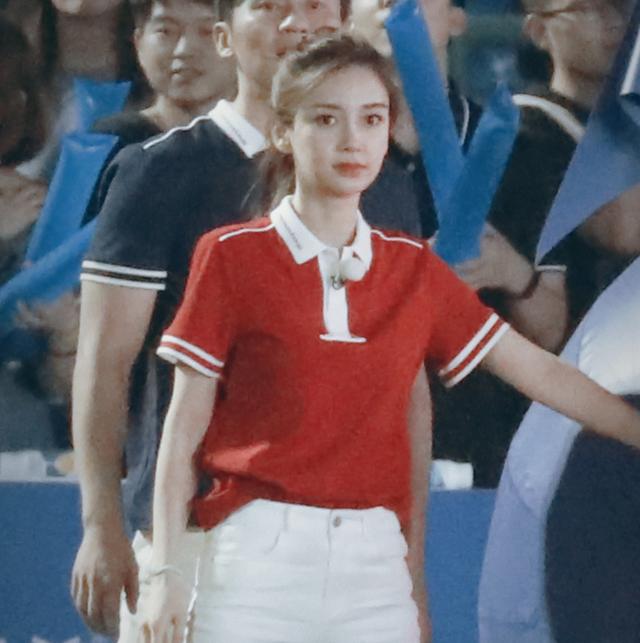 baby穿紧身裤不搭高跟鞋，见她生图下的全身照，真实身材一望而知