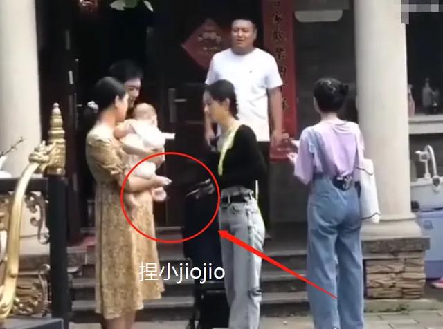 赵丽颖录节目却遇到小baby，看清她下意识动作，