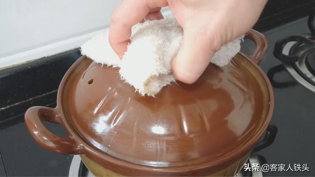 腐竹鱼腩煲：一锅夏季超下饭的美味，汁浓味香，米饭都要多煲一点