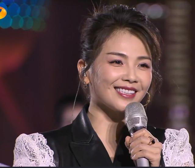芒果五四晚会主持一言难尽：女主持总卡壳，刘涛别扭，只能靠何炅