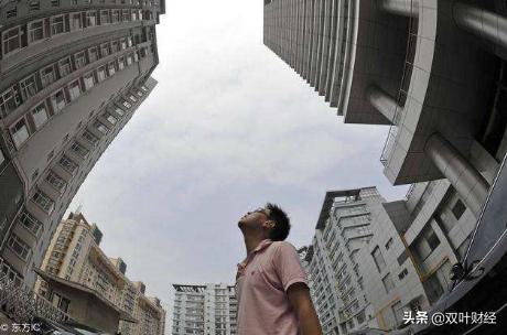 都来摆地摊，高房价惹的祸？