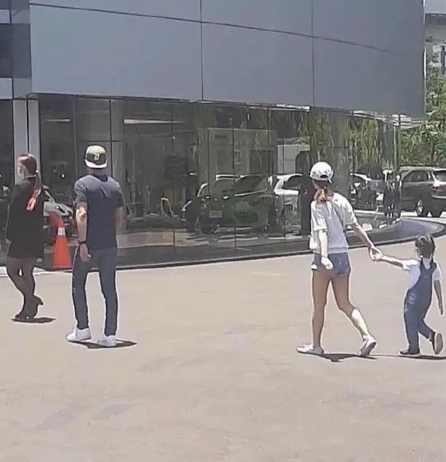 贾静雯一家四口包场请好友看电影，霍建华疑带女儿同行变超级奶爸