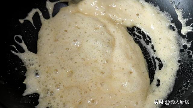 童年最爱吃的蜂窝糖这样做，吃起来脆脆的，酥酥的，不发硬