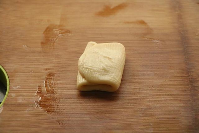 家里有面粉试试这样吃，层次多又酥脆，食材简单，做法一看就会