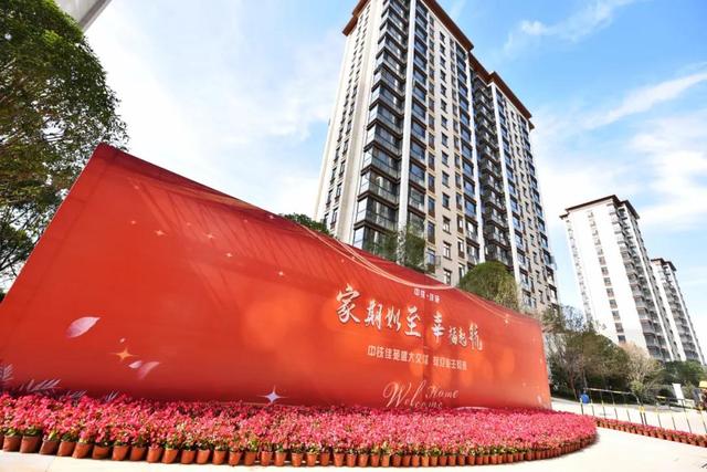 昆明呈贡区中铁大厦外观调整，建筑核心筒施工约达30层