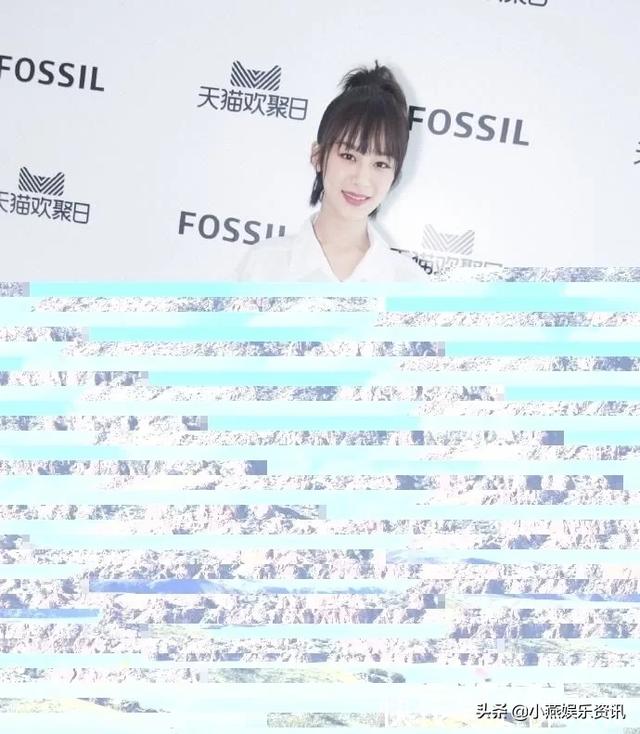 杨紫瘦了真敢玩，半身裙外穿短裤还能系上扣，