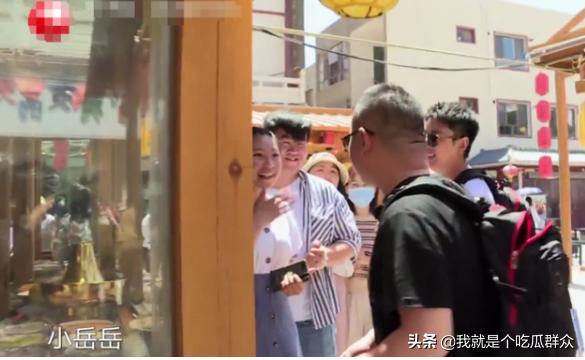 贾乃亮街边无人识，美女脱口喊出甜馨爸爸，难