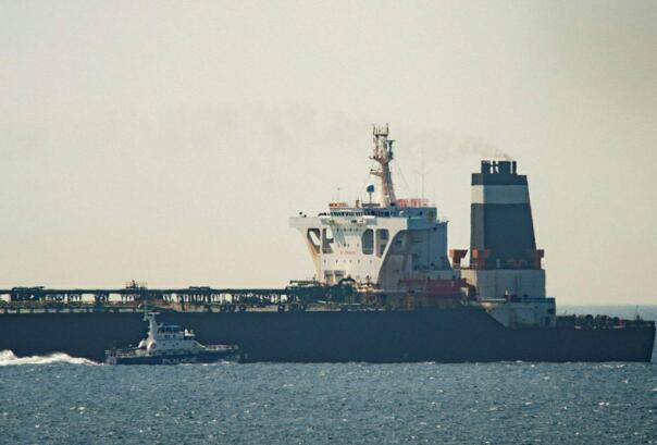 英国高调宣布，女王号航母将部署至南海，英网友：成移动活靶子