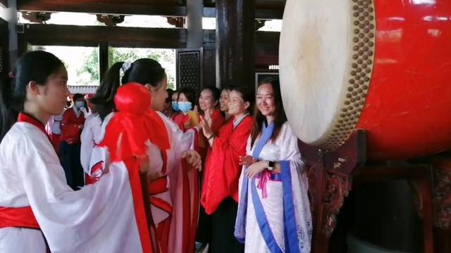 高三学子们纷纷到南宁孔庙，祭拜孔子，祈福金榜题名