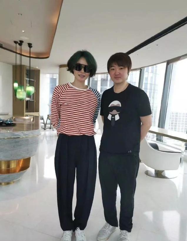 王菲头发越剪越短，一款新的波波头穿T恤，51岁年龄焕发青春活力