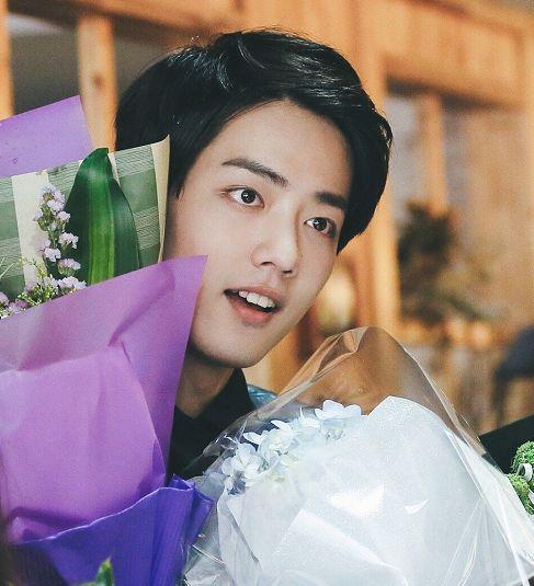 肖战4部戏的杀青照，看清他脸上的变化，整没整容不要太明显