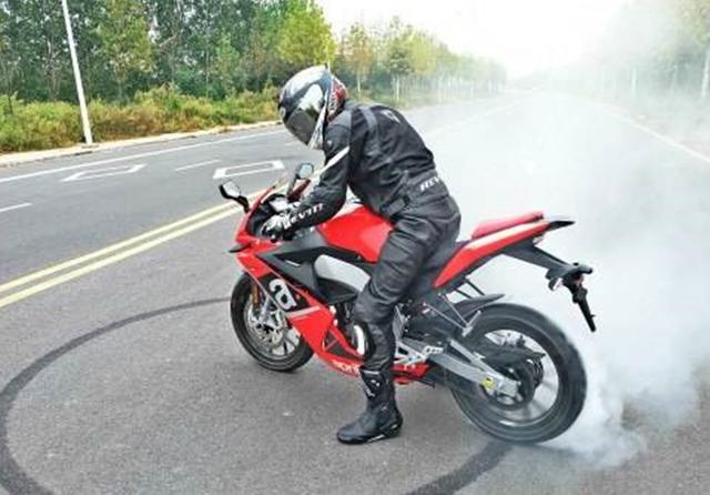 阿普利亞代表性街車，間隙160座高770，水冷電噴續(xù)航可達450