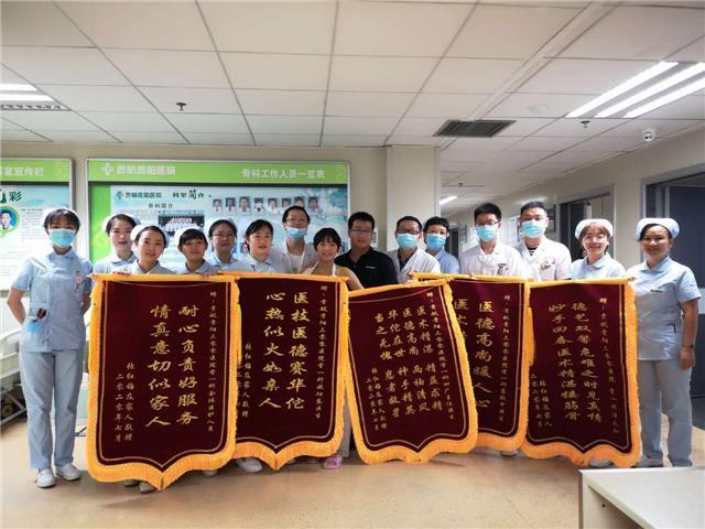 太感激！这位患者一口气给这家医院送来五面锦旗