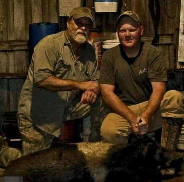 美国黑人室外慢跑，遭白人父子枪杀，只因皮肤