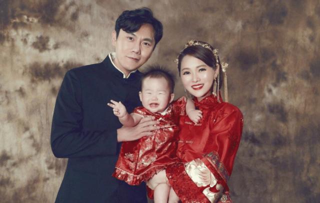 “吃软饭”的3大男明星，大气不敢喘，妻子都是