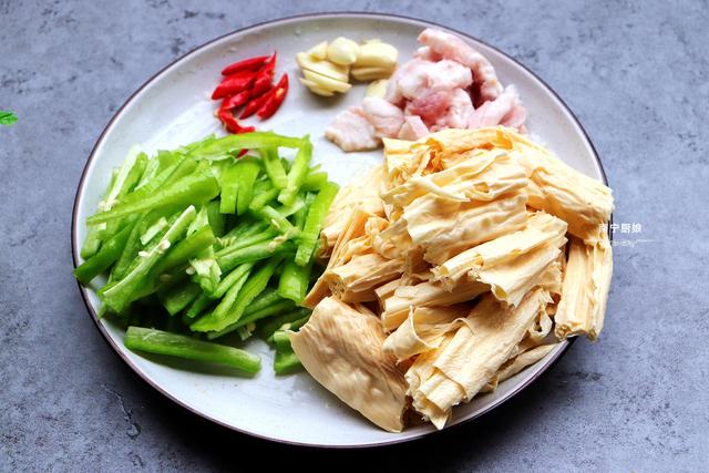 泡发腐竹放热水就毁了，教你正确做法，腐皮完整不软烂还滑嫩入味