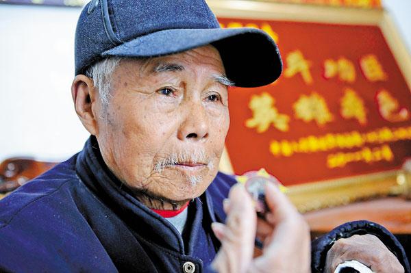 他功勛獎?wù)乱欢眩瑝合涞撞蛔屓酥?，鄉(xiāng)下支農(nóng)一輩子，最怕麻煩國家