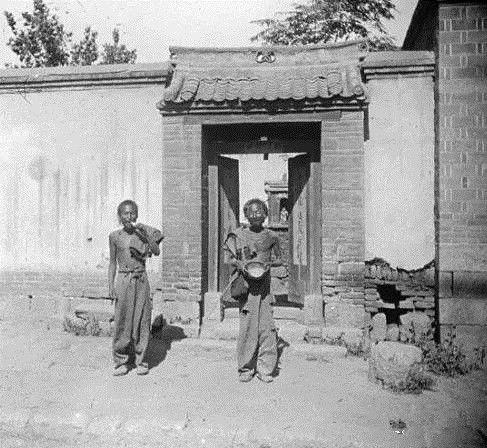 老照片：百年前的穷人生活是这样子，让人心酸