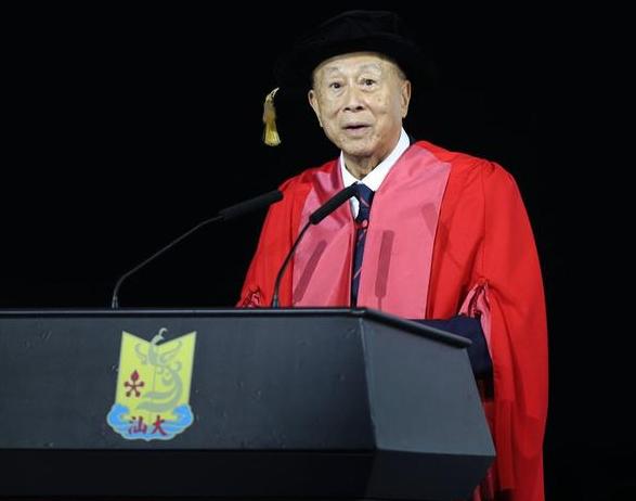 亿万资产大挪移，6700亿豪置英国被封爵，李嘉诚