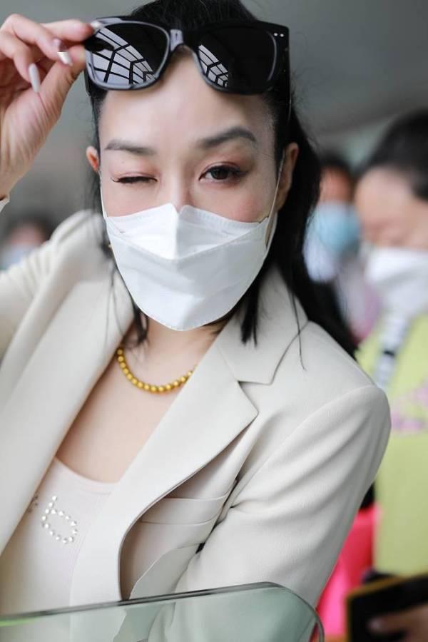 钟丽缇与年轻人合影大展风采，胸部惊人气场强