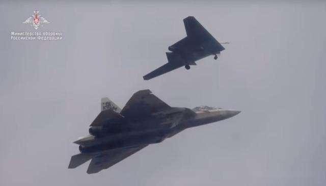 出奇招制约西方国家的F-35，俄罗斯为苏-57布局，专家：领先美军