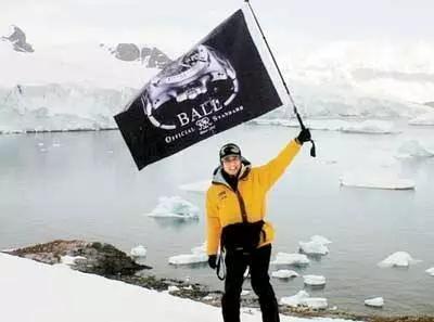 没想到6夺影帝的梁家辉还是个专栏作家！你究竟