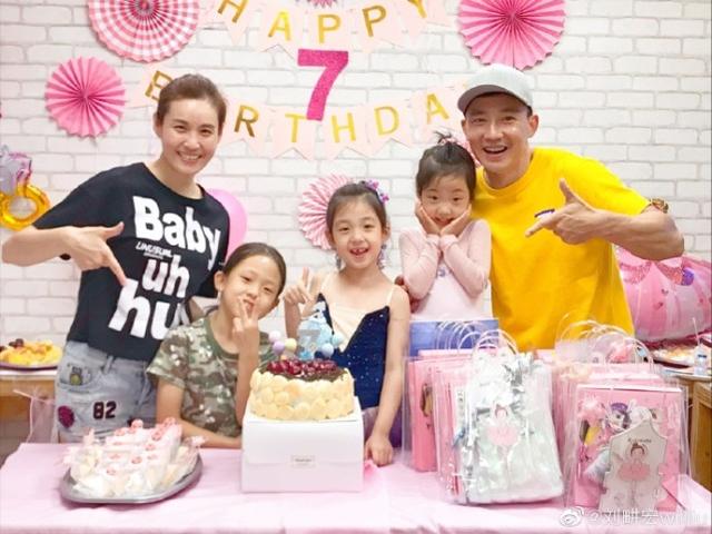 小泡芙迎7岁生日，穿芭蕾服展豁牙笑超喜感，全家整齐出镜好温馨