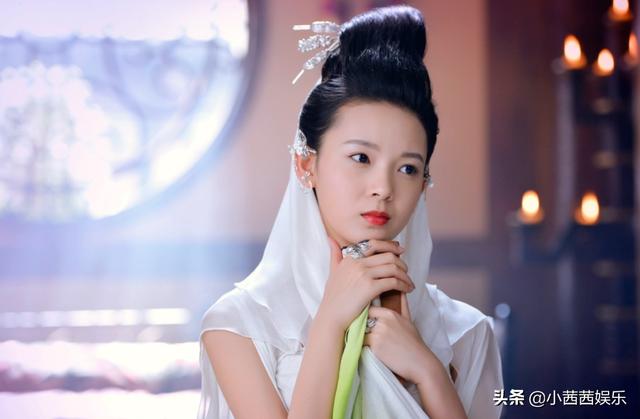 她刚出道就出演大反派，却凭自身形象圈粉无数