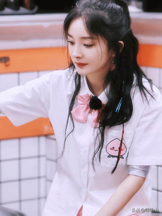 杨幂穿短裤坐着不方便，谁注意她的坐姿？一般