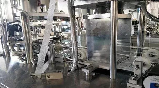 口罩机械化生产过程大揭秘，原来是这样做出来
