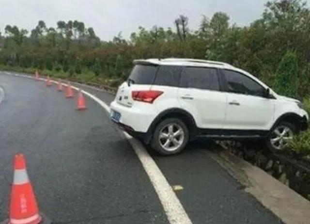 高速行车，前方车辆紧急刹车，自己该撞上去还